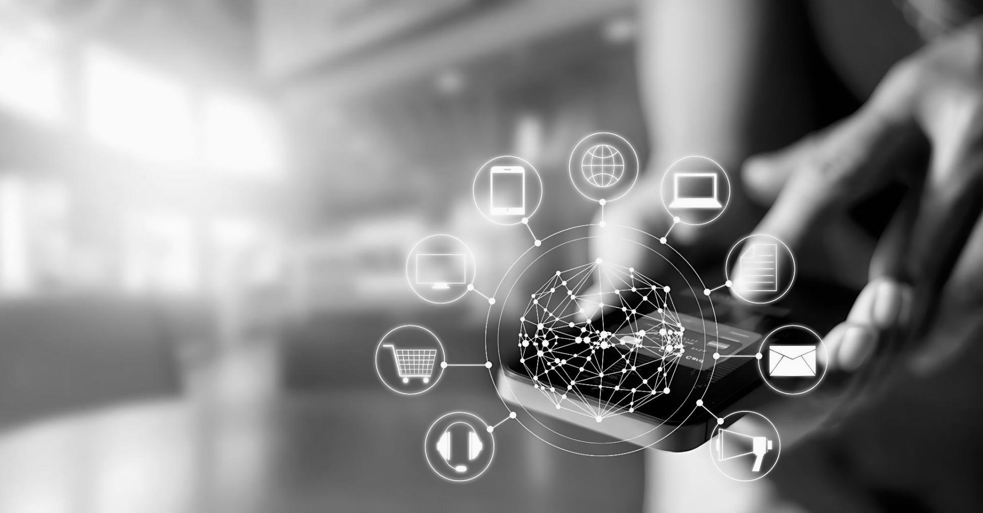 Étudiant travaillant sur un projet de réalité augmentée avec équipement de pointe