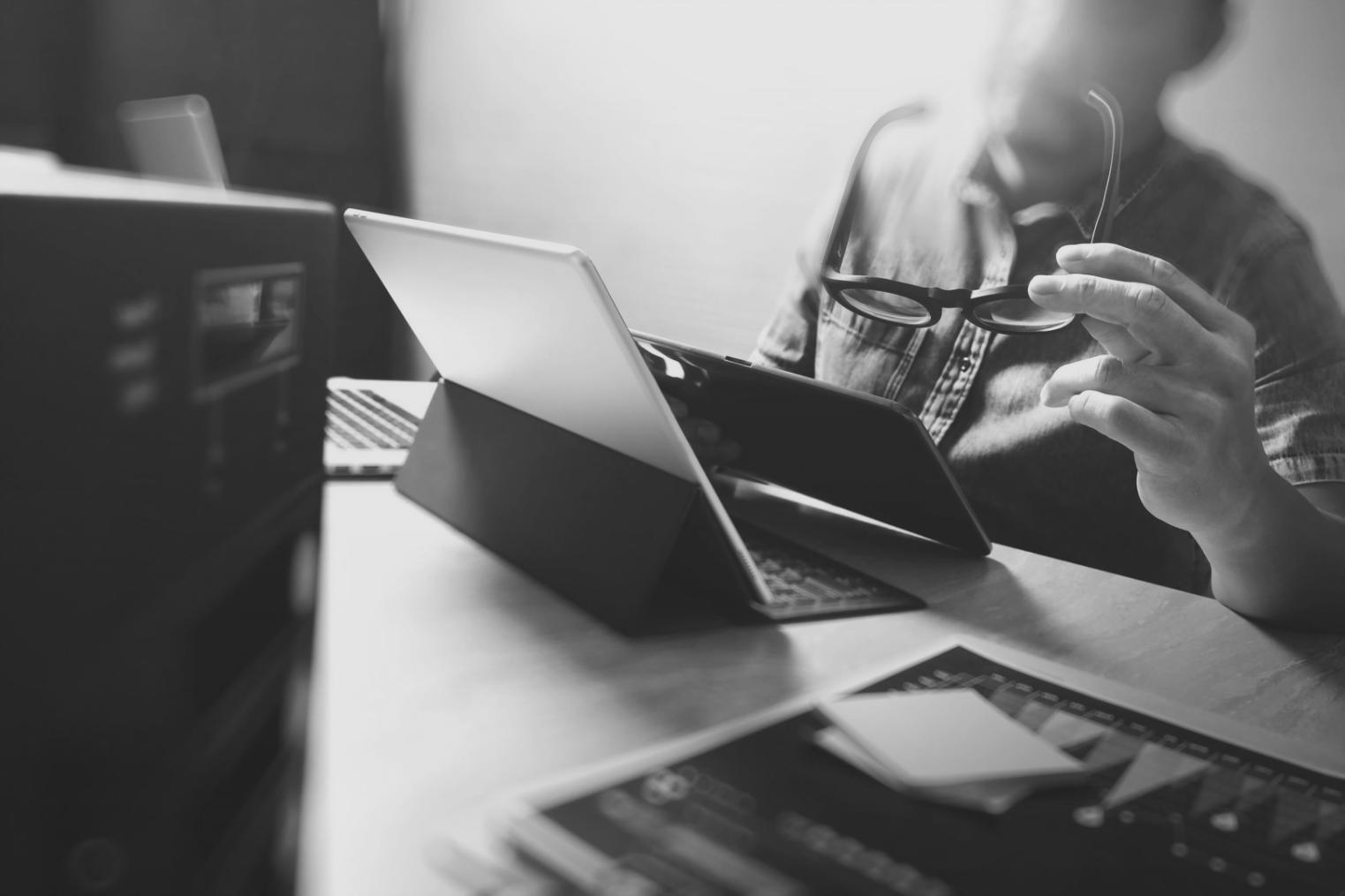 Interface de réalité augmentée montrant des éléments interactifs 3D